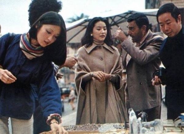 1977年林青霞和胡因梦同游意大利，这打扮放今天也是潮流啊
