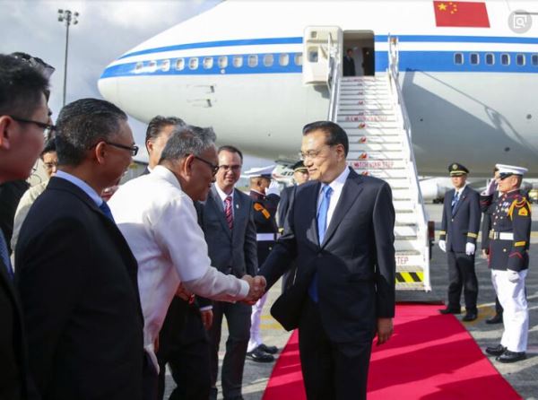 李克强抵达马尼拉出席东亚合作领导人系列会议并对菲律宾进行正式访问