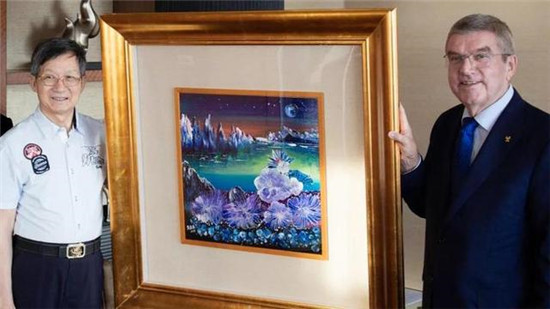 巴赫接受于再清转交的油画《光辉历程》系著名艺术家黄建南所赠