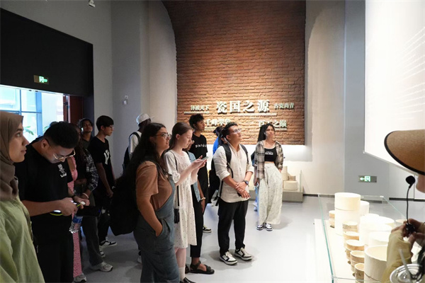 让外籍留学生感受“瓷源”魅力 10多个国家的留学生走进浙江上虞感受企业科技创新