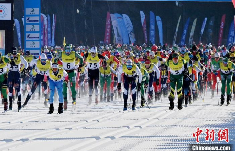 2000余名中外选手长春挑战瓦萨越野滑雪赛 