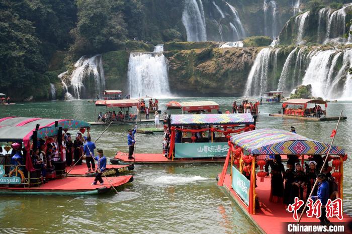 中越民众归春河以歌会友 共迎“广西三月三”