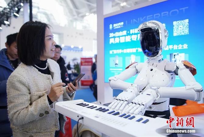 东西问｜美国学者瑞丽：如何从哲学视角看待人工智能发展？