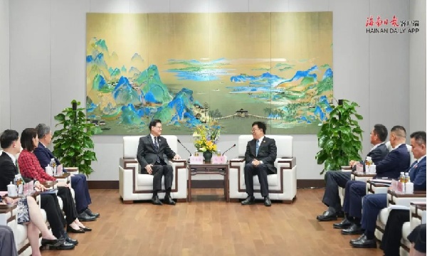 琼港合作备忘录签约仪式举行 李家超 冯飞证签