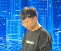 科技的力量！断臂小伙用智能仿生手弹奏《大鱼》