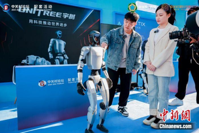 探访中关村硬科技嘉年华：跟具身机器人一起“跳舞”