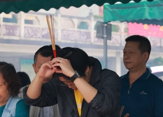 港澳同胞回乡祭拜： 不忘恩情 不忘传承