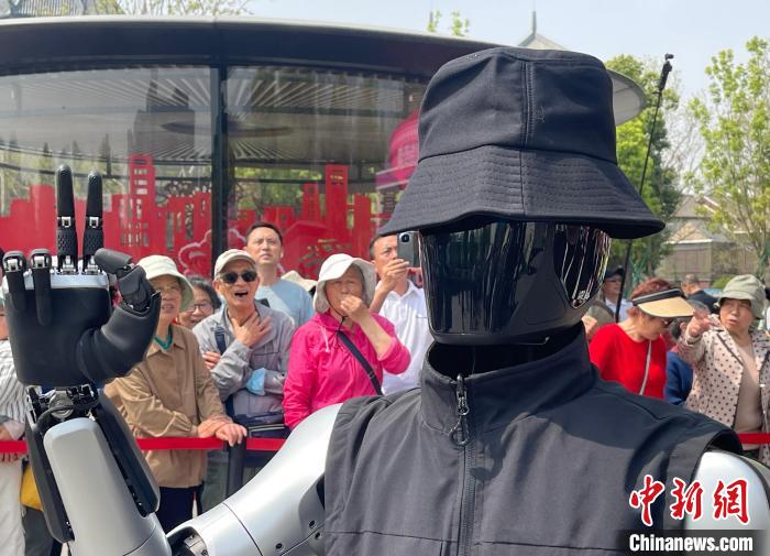 当掌声叠加质疑声，人形机器人“潜”景如何？