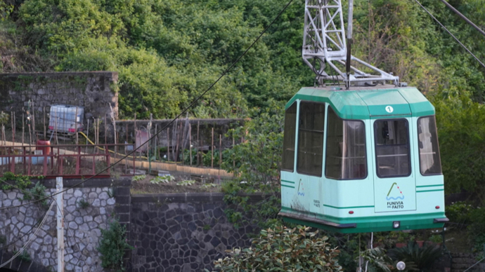 意大利那不勒斯发生缆车轿厢坠落事故 致4人死亡