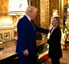 意总理翻译现重大失误，致歉时称“特朗普总是催”