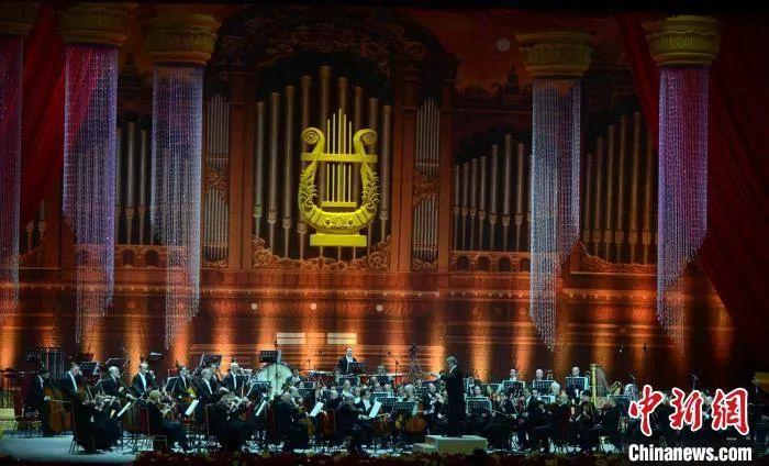 东西问丨指挥家谭利华：中国交响乐如何赢得西方认可与尊重？