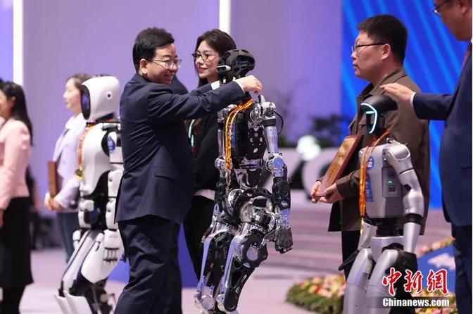 东西问｜张军：各类科技新成果缘何在中国开花结果？