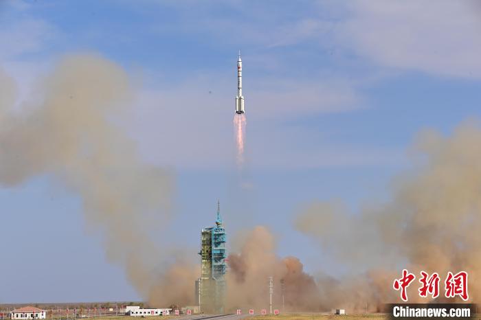 特写：在跨越时空的同一天，“神舟”再启向“天宫”