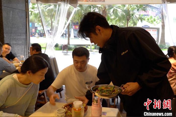 台湾青年在成都开川菜馆 炒出“麻辣人生”