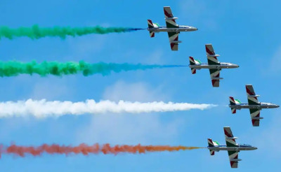 意大利2架表演飞机在空中相撞