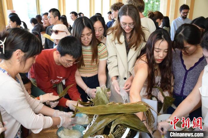 端午文化观察：嘉兴粽子漂洋过海“圈粉”外国学子
