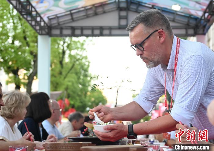 浙江宁波：中国—中东欧美食人文交流活动吸引民众