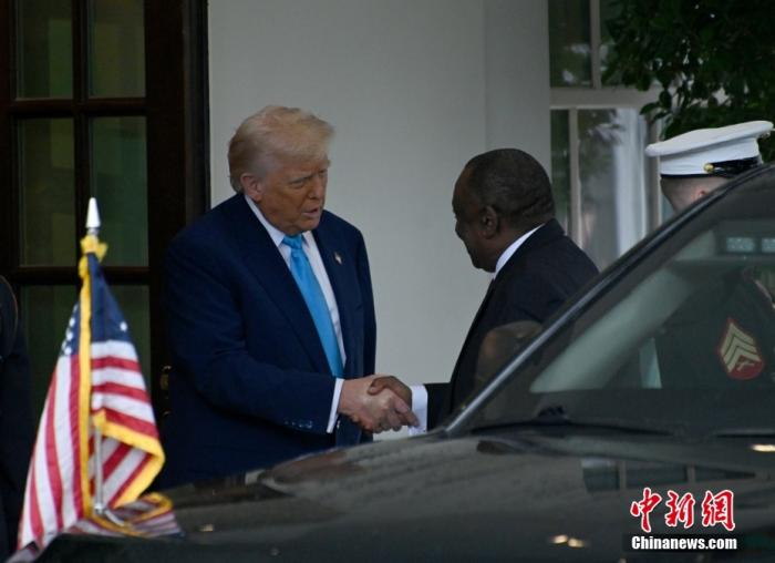 关灯、放视频，特朗普为何“伏击”南非总统？