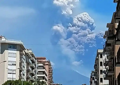 意大利埃特纳火山喷发 火山灰柱高达5千米