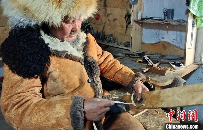 新疆匠人父子“守技创新” 见证时代变迁