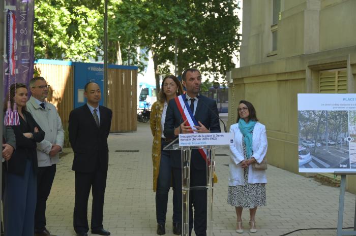 东西问丨为什么这座法国广场会以中国作家命名？