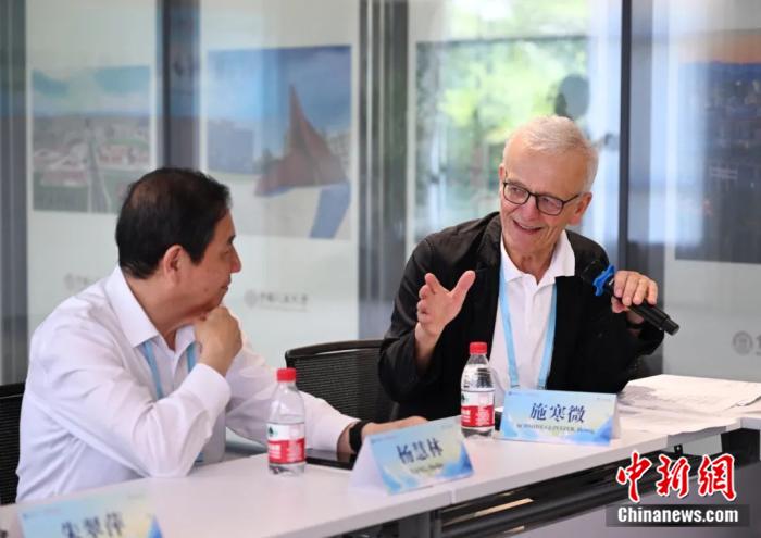 东西问·汉学家｜施寒微：AI如何重塑人文研究的价值与未来？