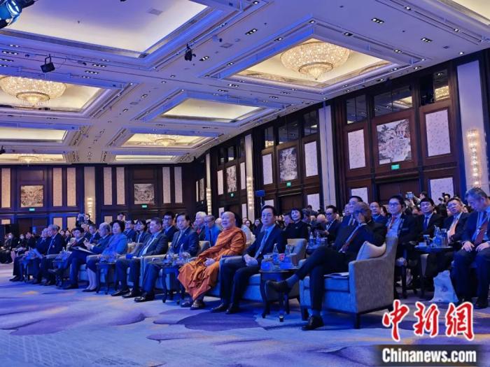 东西问｜阿奈·劳塔玛特：全球化并非威胁，而是机遇