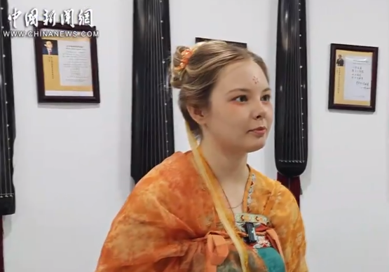 新时代，我在中国丨“00后”俄罗斯青年吉娜：执壶品茗间“悟道”中国