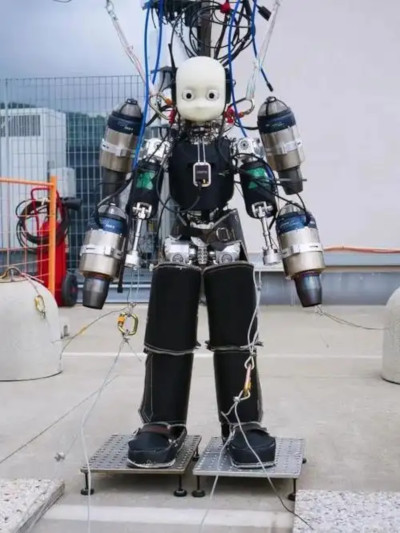 意大利实现全球首例喷气动力人形机器人飞行