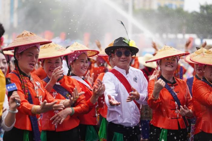 东西问丨高丙中：中华民族如何在节日文化中增强凝聚力？