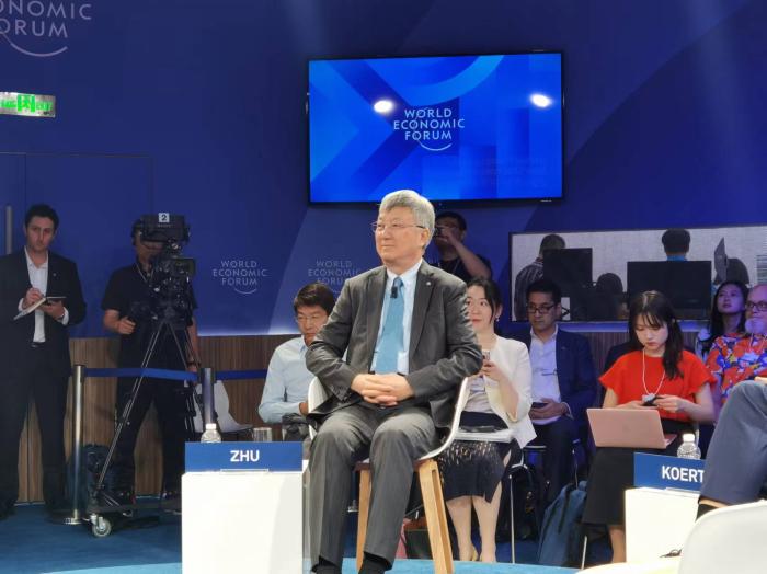 朱民：未来18个月，中国将出现超百项“DeepSeek式突破”