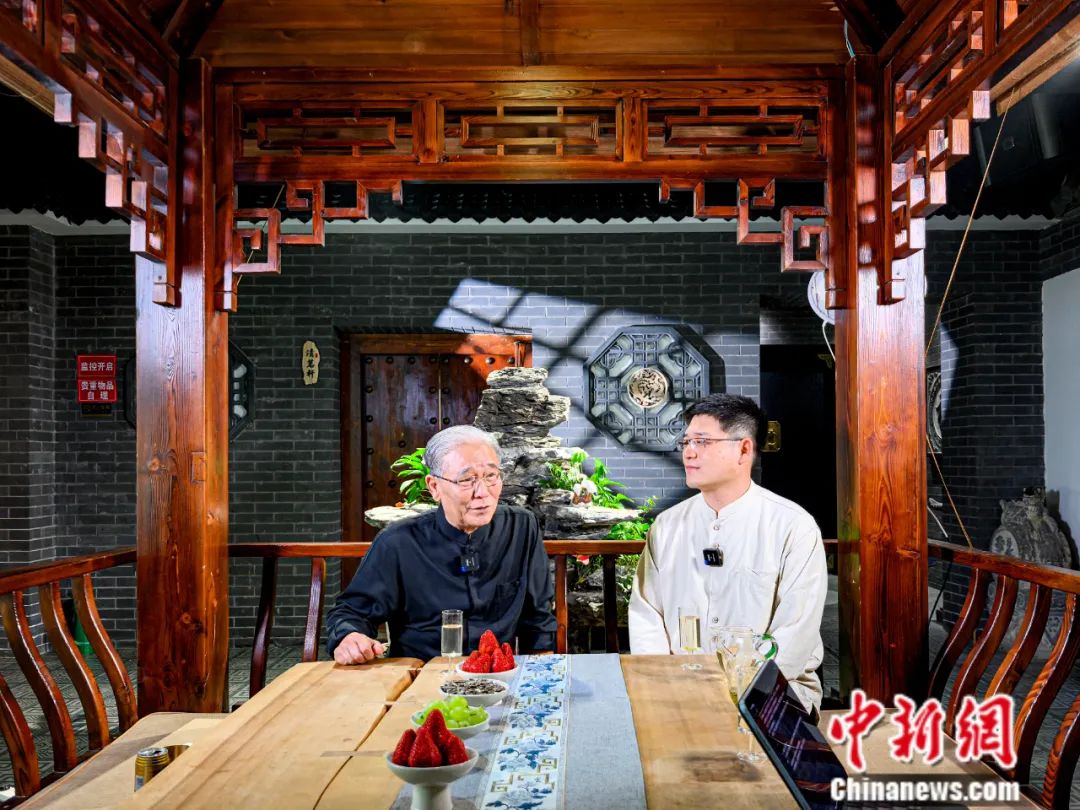 东西问丨马志明：相声能否成为“中西共笑”的语言？