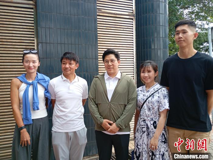 霍启刚谈参观海军山东舰：很震撼、很感动