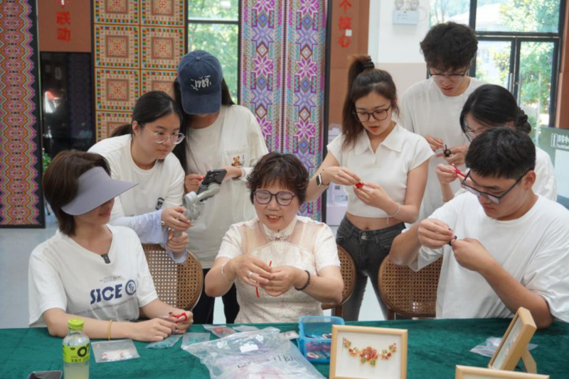 “文化传播官”在行动：中外学子携手杭州潜川助力非遗传承