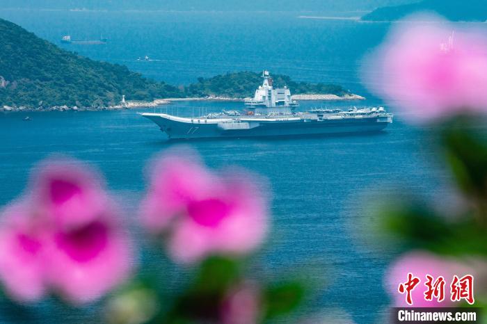 特写：香港各界“海陆空”送别海军山东舰航母编队