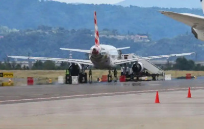 突发：意大利贝尔加莫机场疑有人被吸入飞机发动机