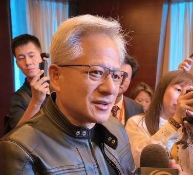 黄仁勋年内第三次访华，用这个词形容中国AI产业
