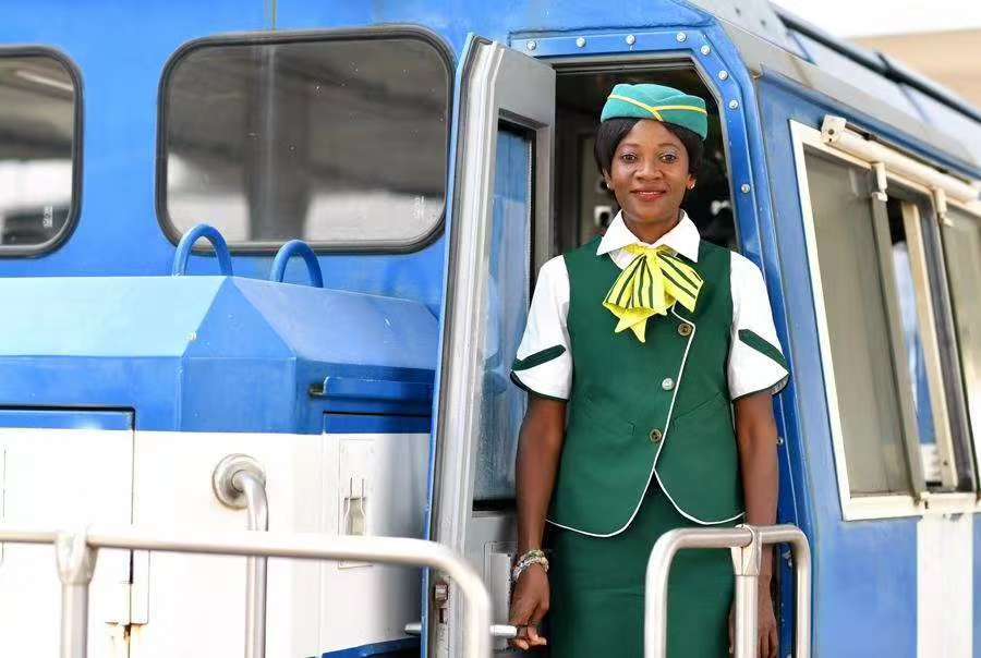 东西问丨尼日利亚首位女火车司机：铁轨如何承载中非情谊？