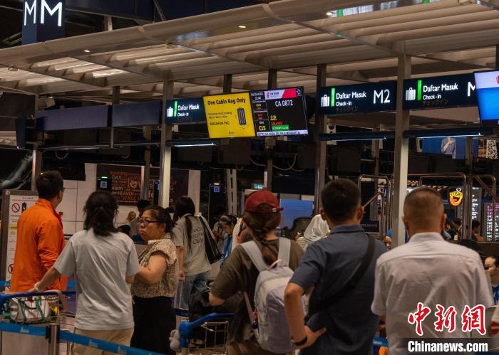 中马免签协定生效 继续“说走就走”的友谊