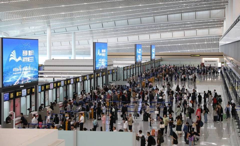 经济观察：中国“免签朋友圈”扩容 暑期出境游市场迎爆发式增长