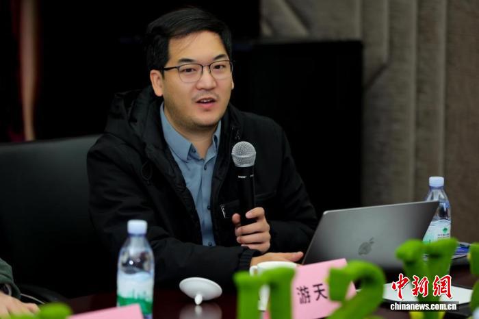 游天龙：亚裔故事不该被简化成“受害者叙事”