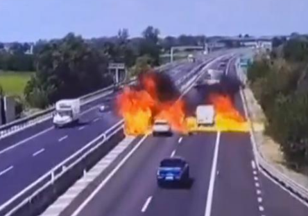 意大利一架轻型飞机高速公路上坠毁起火：机上两人死亡