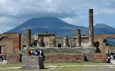 野火肆虐 意大利维苏威火山游客线路关闭