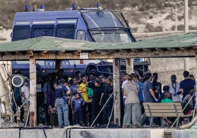 意大利两艘偷渡船倾覆至少27人遇难