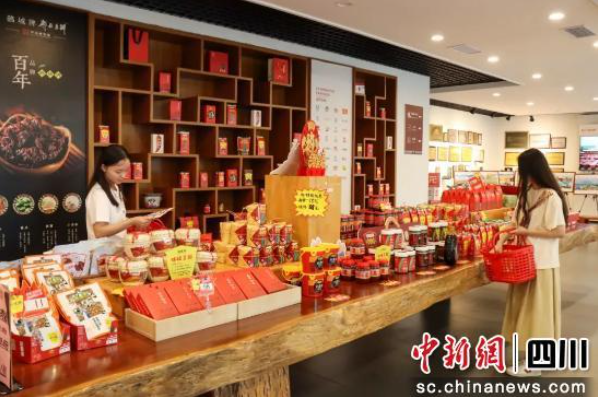 非遗技艺酿就百亿产业 “川菜之魂”郫县豆瓣香飘全球