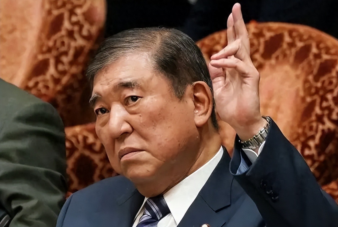 石破茂后，谁接任日本首相