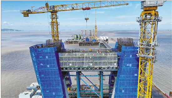杭州湾跨海铁路桥项目抢抓建设工期：海中央，立起大桥“钢铁脊梁”