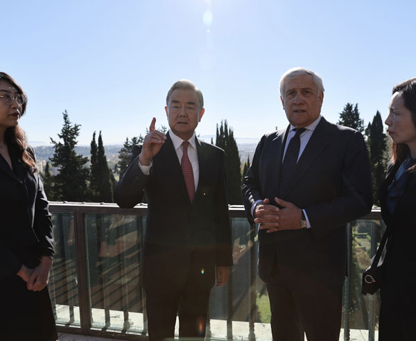 王毅同意大利副总理兼外长塔亚尼会谈