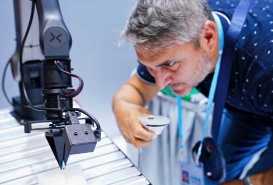 视源股份广交会展示AI全场景创新实力，机器人机器人系列产品亮相成焦点