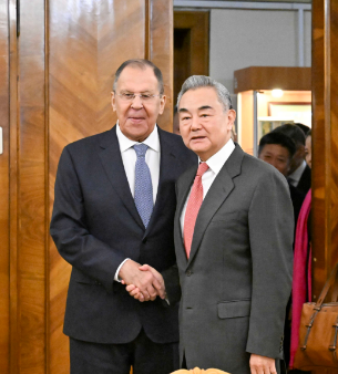 王毅同拉夫罗夫共同强调维护二战胜利成果